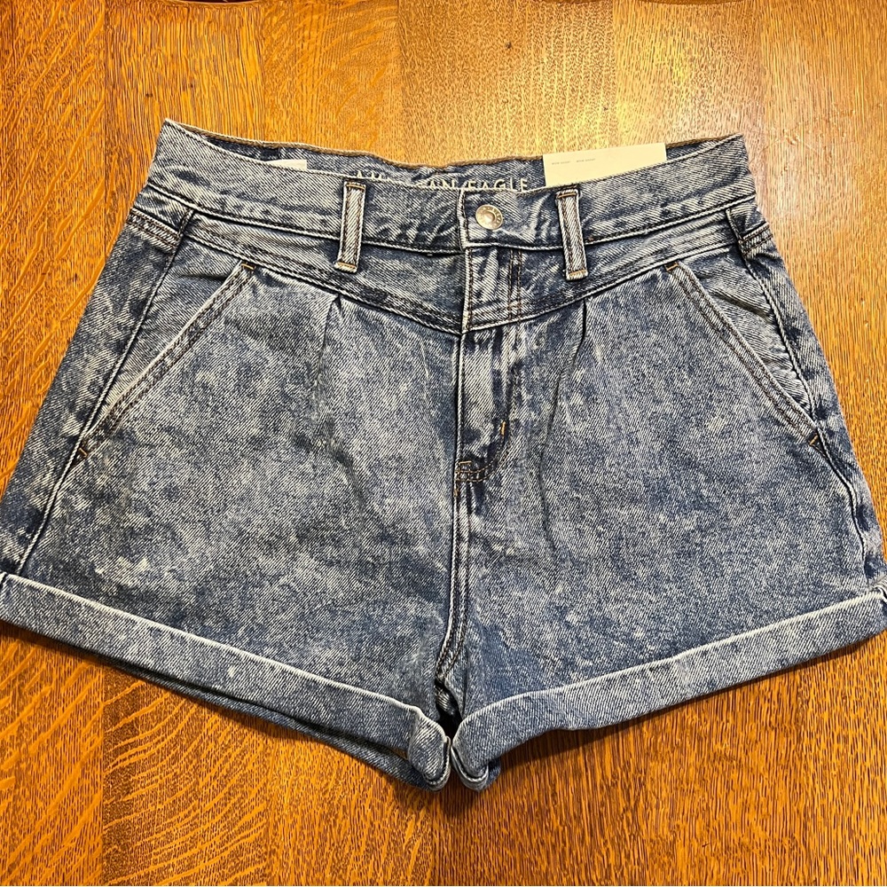 NWT American Eagle Mom Jean Shorts Acid Wash Size 4 NEW